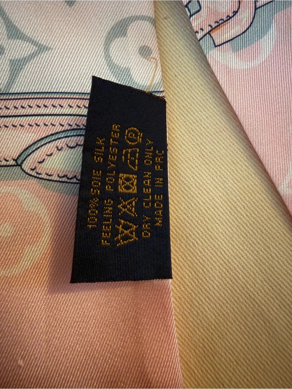 2 Louis Vuitton Confidential Bandeau Scarf Pink